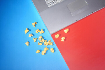 Top view macbook laptop with popcorn ready for netflix movie nig