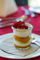Trifle-Dessert mit Früchten