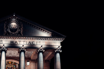 Historisches und mächtiges Bauwerk mit Säulen bei Nacht