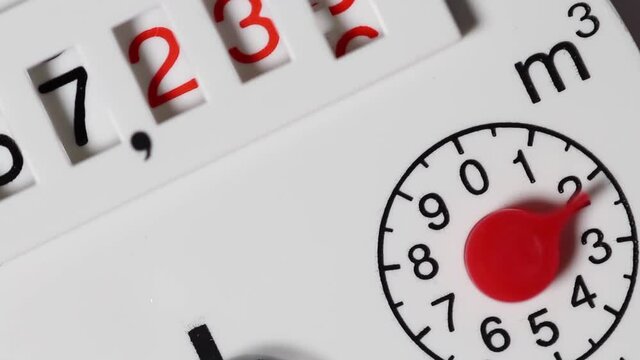 The water meter takes into account the consumption, the numbers change, the red arrow is spinning