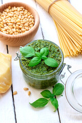 Domowe pesto z bazylii, orzeszków pinii i parmezanu