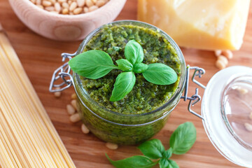 Domowe pesto z bazylii, orzeszków pinii i parmezanu
