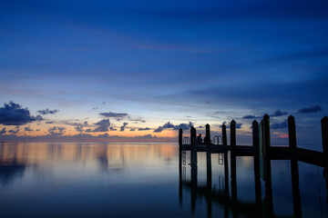 Fototapeta premium Dusk falls over the Gulf of Mexico in the Florida keys with beautiful skies and calm ocean waters