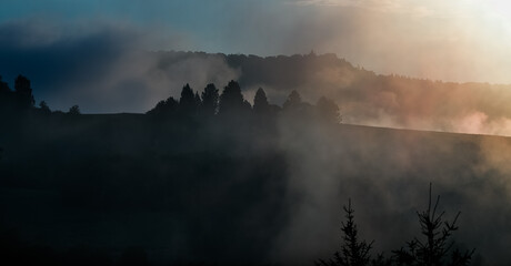 Polana we mgle zachód słońca panorama	