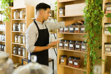 Hispanic man working at the zero-waste store