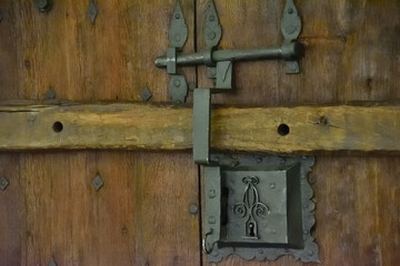 Zasuwa w starych drzwiach