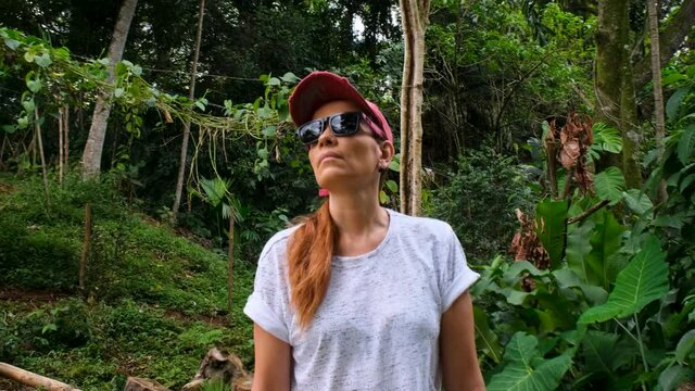 Mujer en el bosque mirando a su alrededor Cali, Colombia 