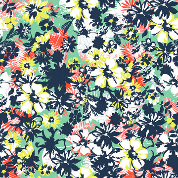 Elegant floral pattern in small colorful flowers. Liberty style. Floral seamless background for fashion prints. Ditsy print. Seamless vector texture. Spring bouquet. © eylul_design