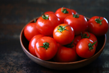 Fresh red tomatoes in a bowl. Harvest the tomato.