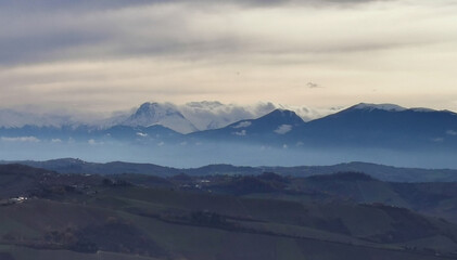Fototapeta premium Nuvole ovattate sopra le cime innevate dei monti Appennini
