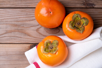 柿を布の上に置いた写真