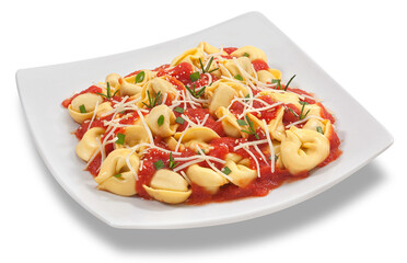 Capeletti ao molho de tomate com queijo parmesão e folhas de manjericão, no fundo branco para...