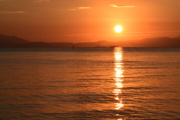 琵琶湖の日の出の風景