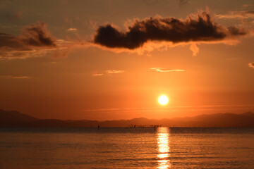 琵琶湖の日の出と雲の朝の風景