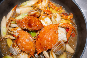 cooking fresh portunids with pan at home