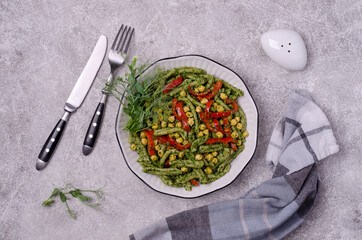 Green pasta with chickpeas, pepper and pesto sauce