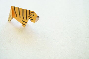 年賀状に使える白いバック素材の左上にある折り紙の干支の寅