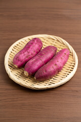 さつまいもと木のテーブル