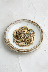 アーモンドフィッシュと白背景