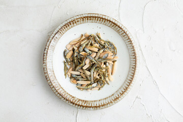 アーモンドフィッシュと白背景