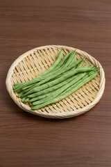 さやいんげんと木のテーブル