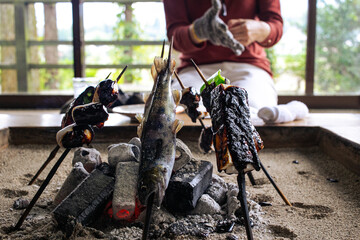 囲炉裏でやく川魚と田楽