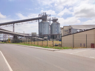 Obraz premium Loading corn for storage at a grain elevator