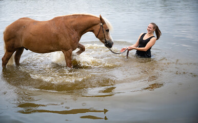 Wasserspass für Pferd und Reiterin
