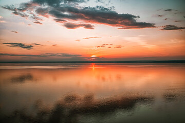 Naklejka premium Amazing landscape at sunset. Colorful sunrise on the ocean or sea beach. Colorful nature sea sky