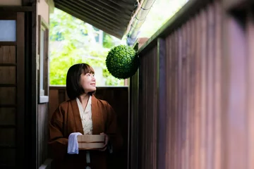 Foto op Canvas 温泉旅行をする浴衣を着た女性 © Mitsuru Kumazawa