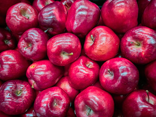 Gran conjunto de manzanas rojas, frescas y maduras