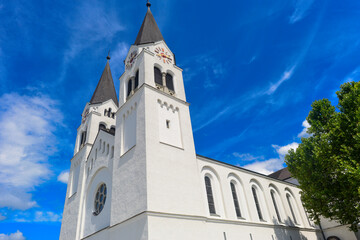 Fototapeta na wymiar Neue Pfarrkirche Götzis im Bezirk Feldkirch in Vorarlberg