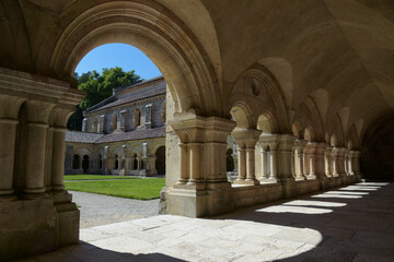 Obraz premium the archade of the fontenay abbey on the town of Montbard