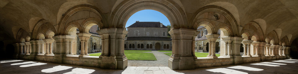 Obraz premium the archade of the fontenay abbey on the town of Montbard