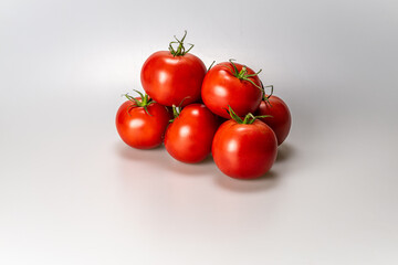czerwone dojrzałe pomidory malinowe na jasnym białym tle