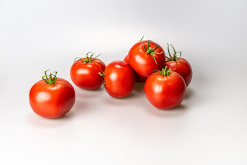 czerwone dojrzałe pomidory malinowe na jasnym białym tle - obrazy, fototapety, plakaty