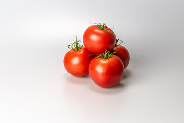 czerwone dojrzałe pomidory malinowe na jasnym białym tle