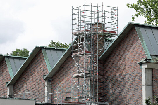 bauger&uuml;st an einer fassade von einem backstein geb&auml;ude wegen sanierung von einem schornstein