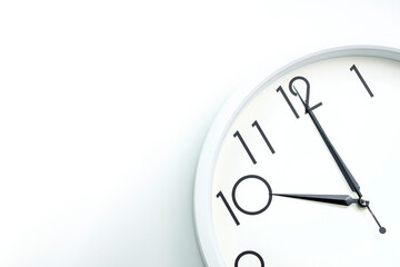 A wall clock that announces 10 o'clock on the hour