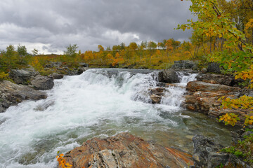 Auf der Wildnisstraße (schwedisch Vildmarksvägen) entlang der Schwedisch-Norwegischen Grenze