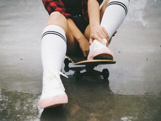 Naklejka premium young woman riding a longboard, skateboard
