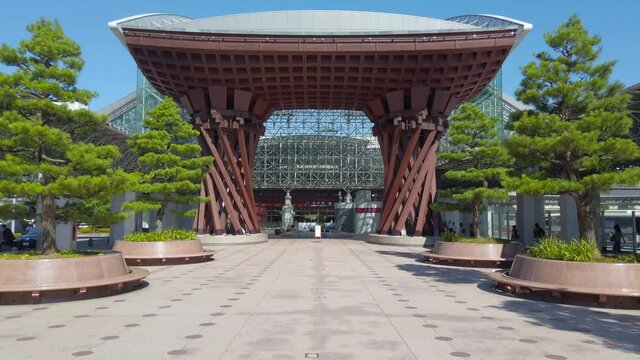石川県金沢観光地 金沢駅と鳥居 鼓門 もてなしドーム