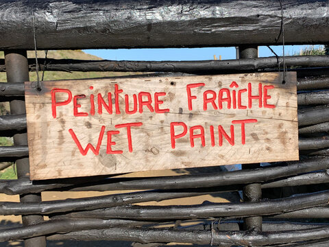wet paint sign on wooden board, close up, 2 langages, french and english, peinture fra&icirc;che, wet paint