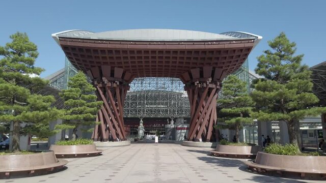 石川県金沢観光地 金沢駅と鳥居 鼓門 もてなしドーム