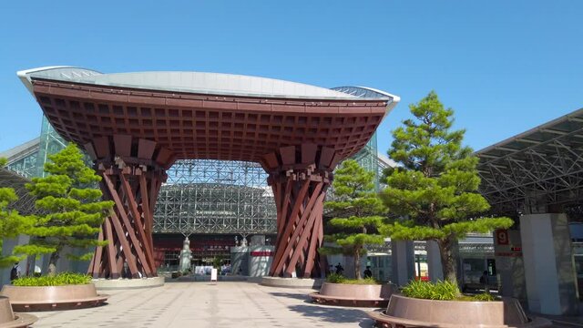 石川県金沢観光地 金沢駅と鳥居 鼓門 もてなしドーム