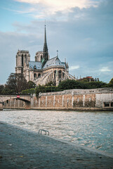 Cathédrale Notre-Dame de Paris vue de la Seine