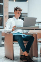 Joven Trabajador directivo apuesto sentado trabajando con el ordenador de forma profesional