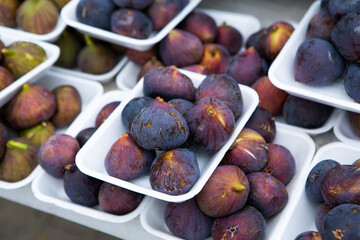 Obraz premium fresh figs served on the street