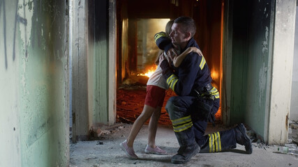 Fototapeta na wymiar Girl speaking with fireman in burning building