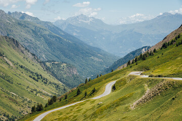 Un paysage de montagne avec une route sinueuse. Une route de montagne dangereuse